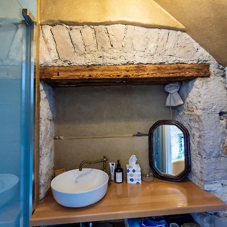 Old House Apartment *
