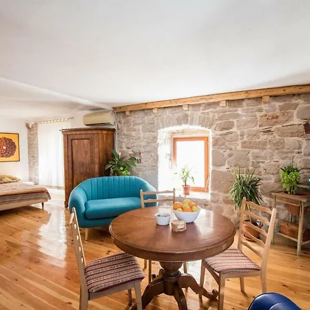 Old House Apartment *